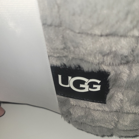 Ugg grey polar textured throw blanket 50x70 in. - Picture 3 of 7